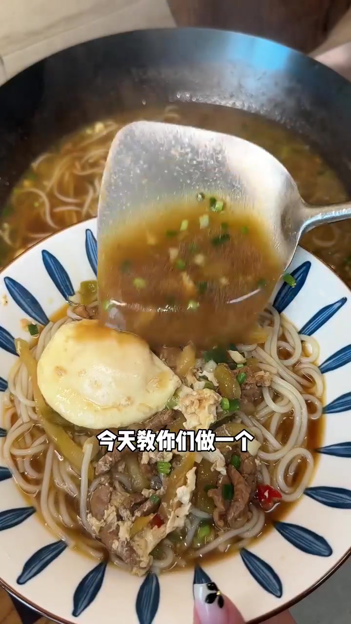 今天教你们做江西人特别爱吃的榨菜肉丝汤粉～！