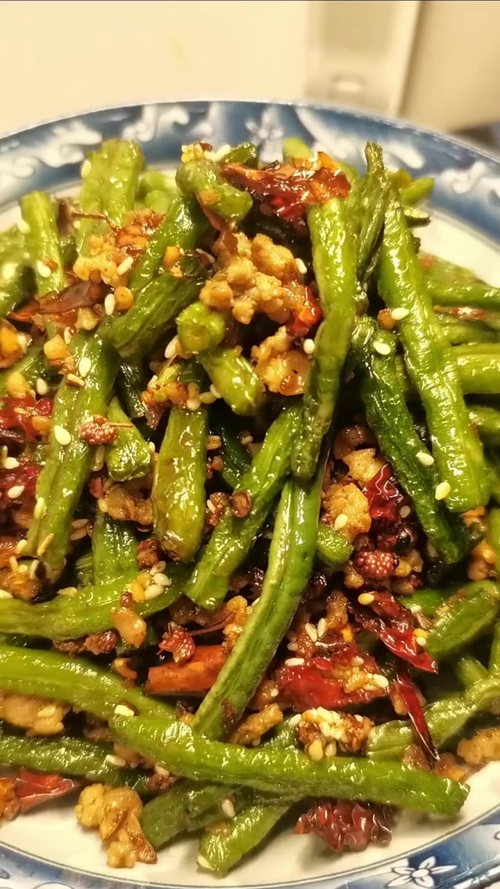 大家好，今天分享在家做干煸豆角的过程！！