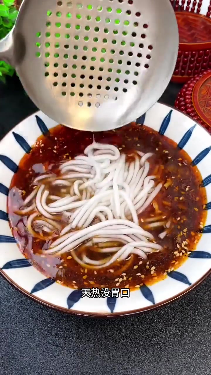 天热没胃口你就试试这个酸辣粉,做法简单酸辣又开胃!