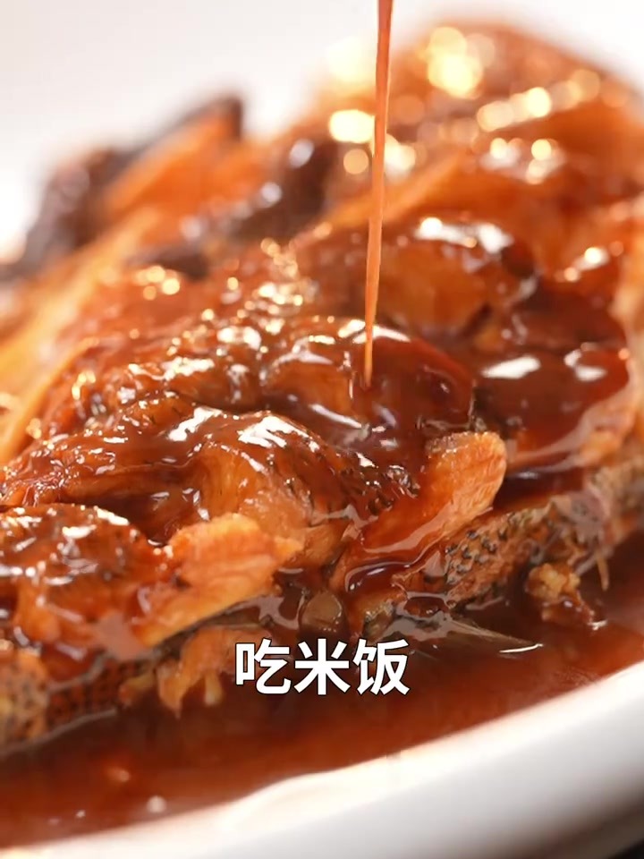 夏叔今天来教您一道保姆级的红烧鱼做法，跟着夏叔一起做起来~