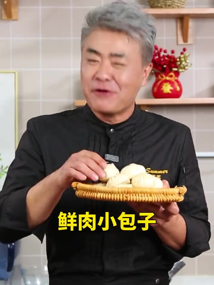 孩子一口一个的鲜肉小包子。馅嫩多汁，外皮酥软！妈妈们自己在家就能做，比外面卖的还好吃！