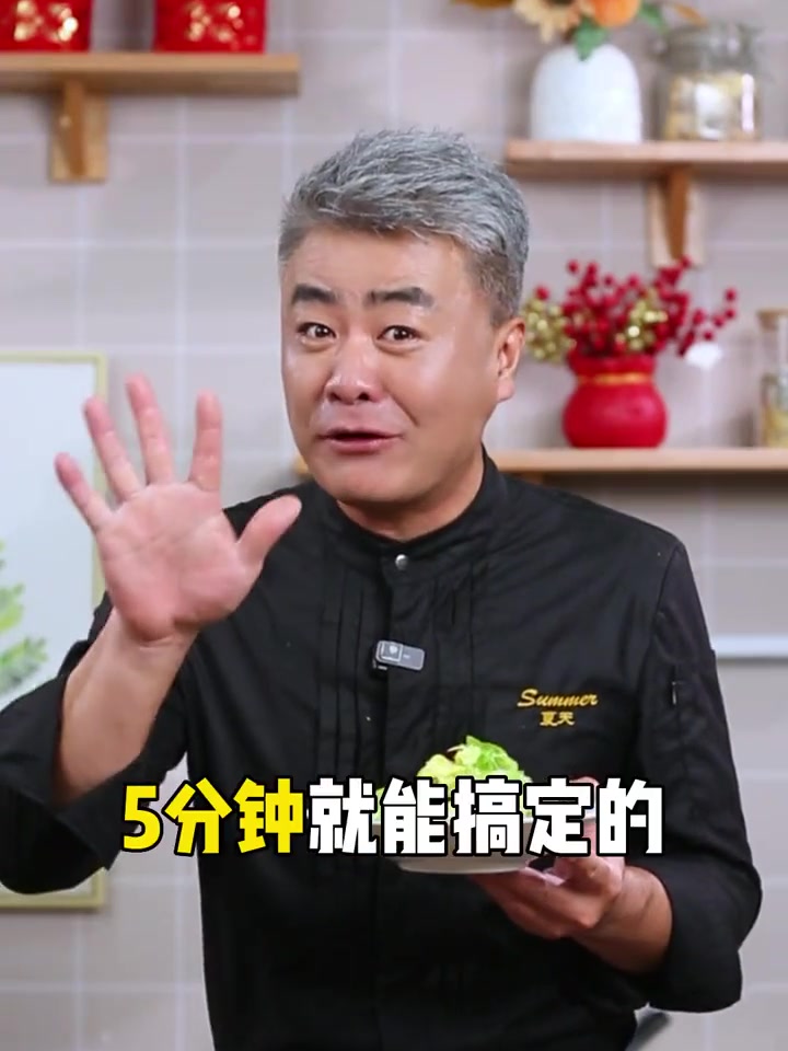 清爽开胃的凉拌包菜！太适合夏天了！做法简单，酸脆爽口！一定要给家人做一盘！