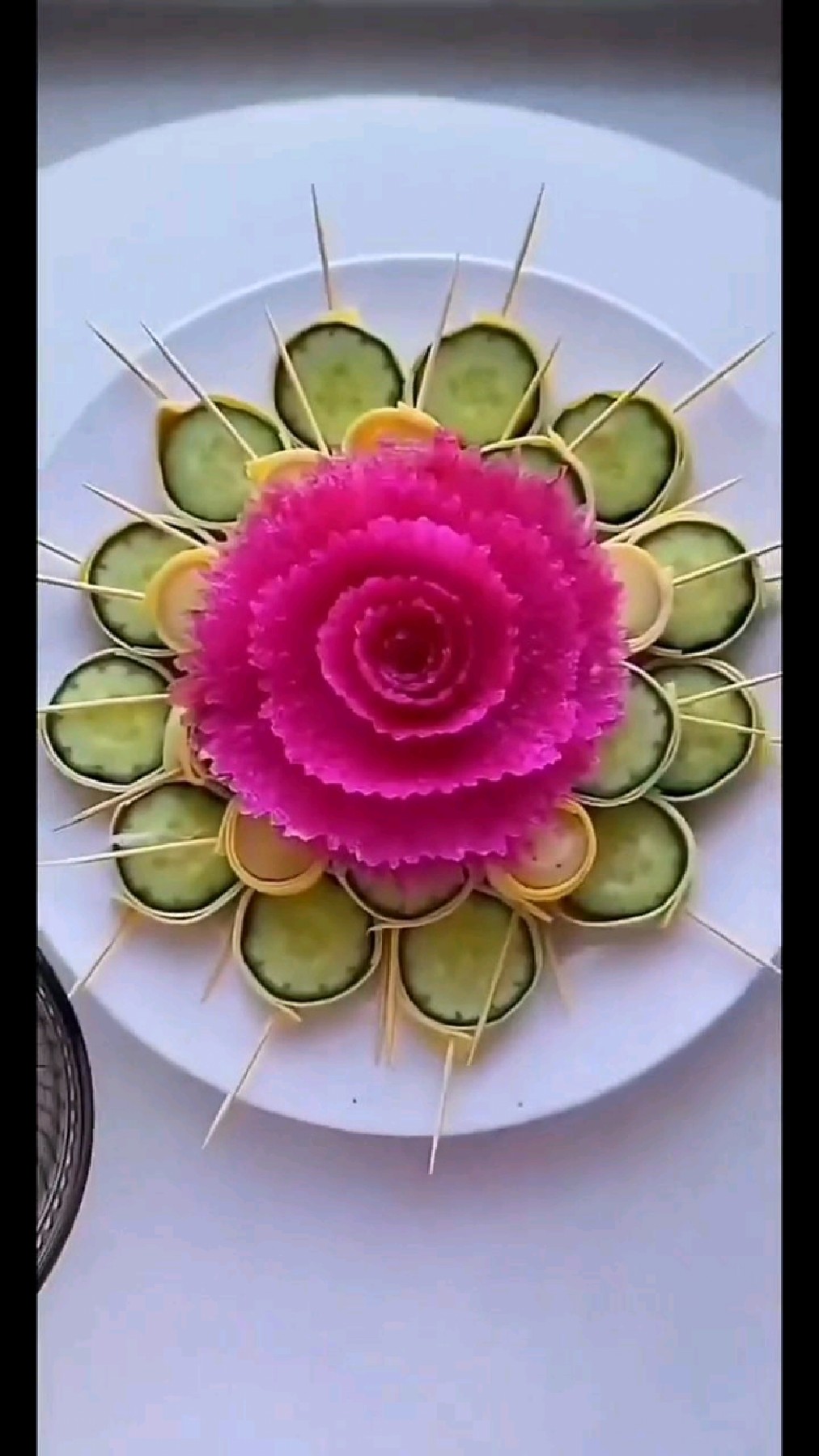 大厨做的蘸酱菜摆盘