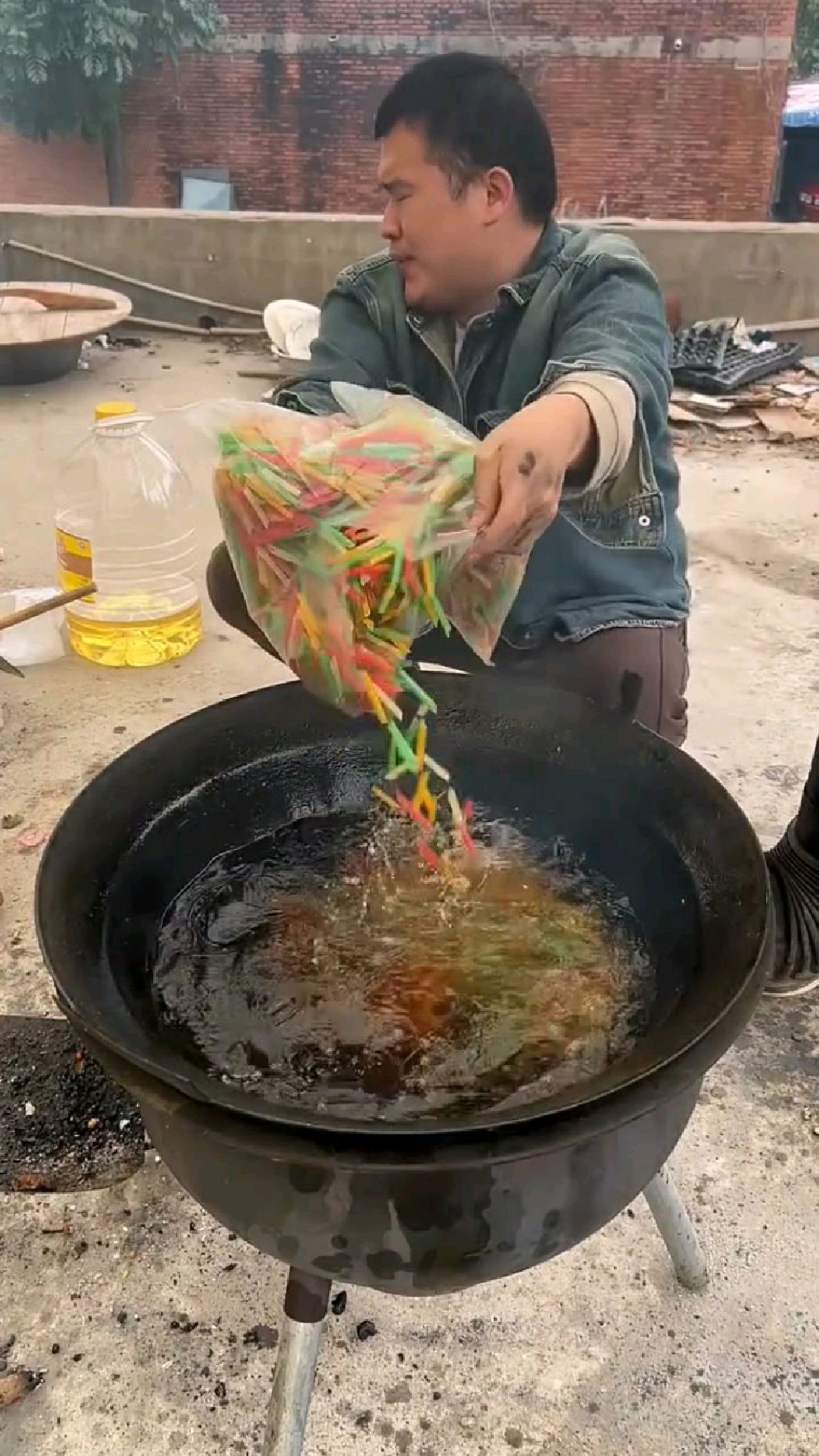 我哥做的铁锅炸虾条