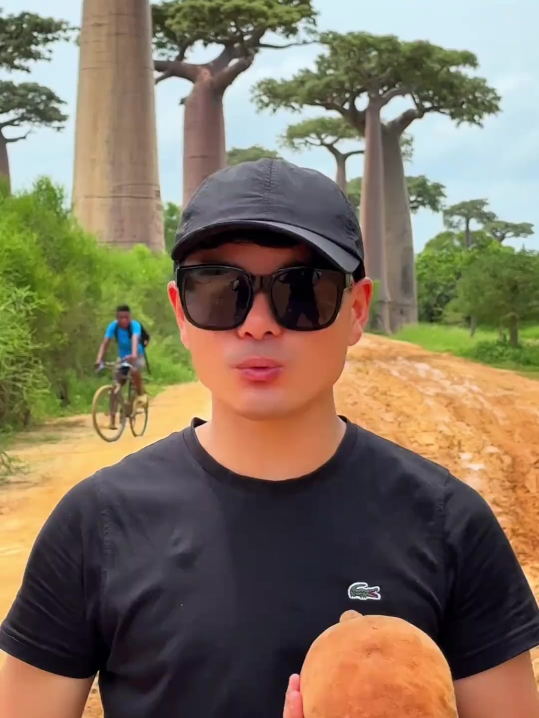 这次小嘉独自来到了印度洋上的非洲最大岛国，马达加斯加，这里百分之80的物种都是世界独有，欣