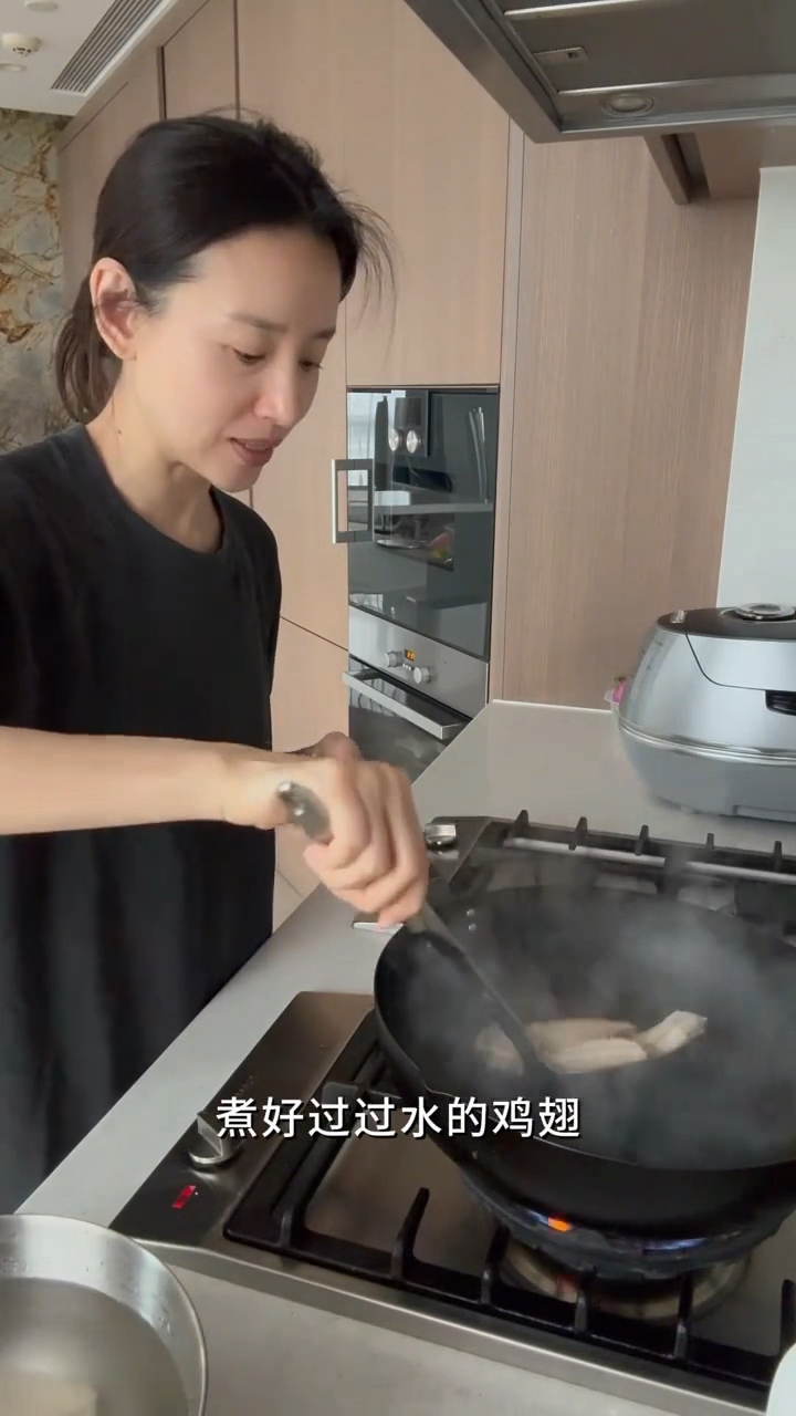 董洁教你如何烹饪一道美味的瑞士鸡翼