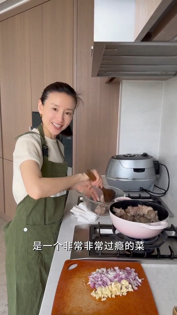 董洁白葡萄酒炖牛肉，冬日暖胃美食推荐！