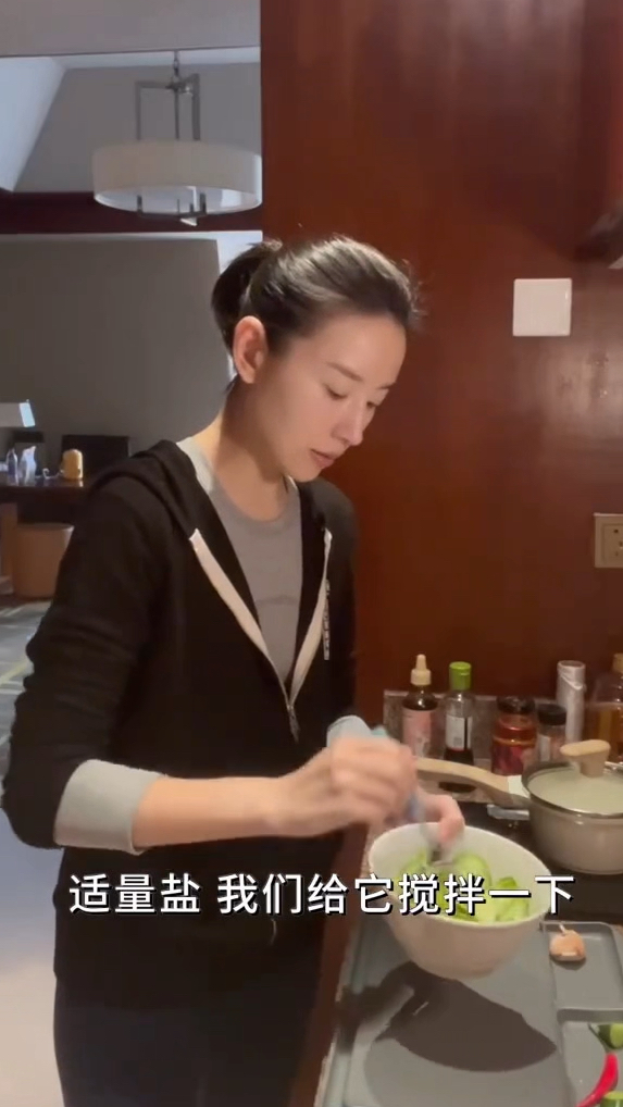 董洁教你如何用简单的食材做出美味的黄瓜炒肉