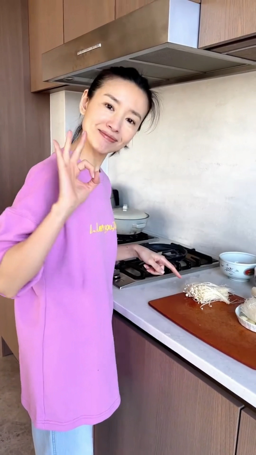 董洁的美食日记：鲜虾粉丝鸡翅煲，超简单做法