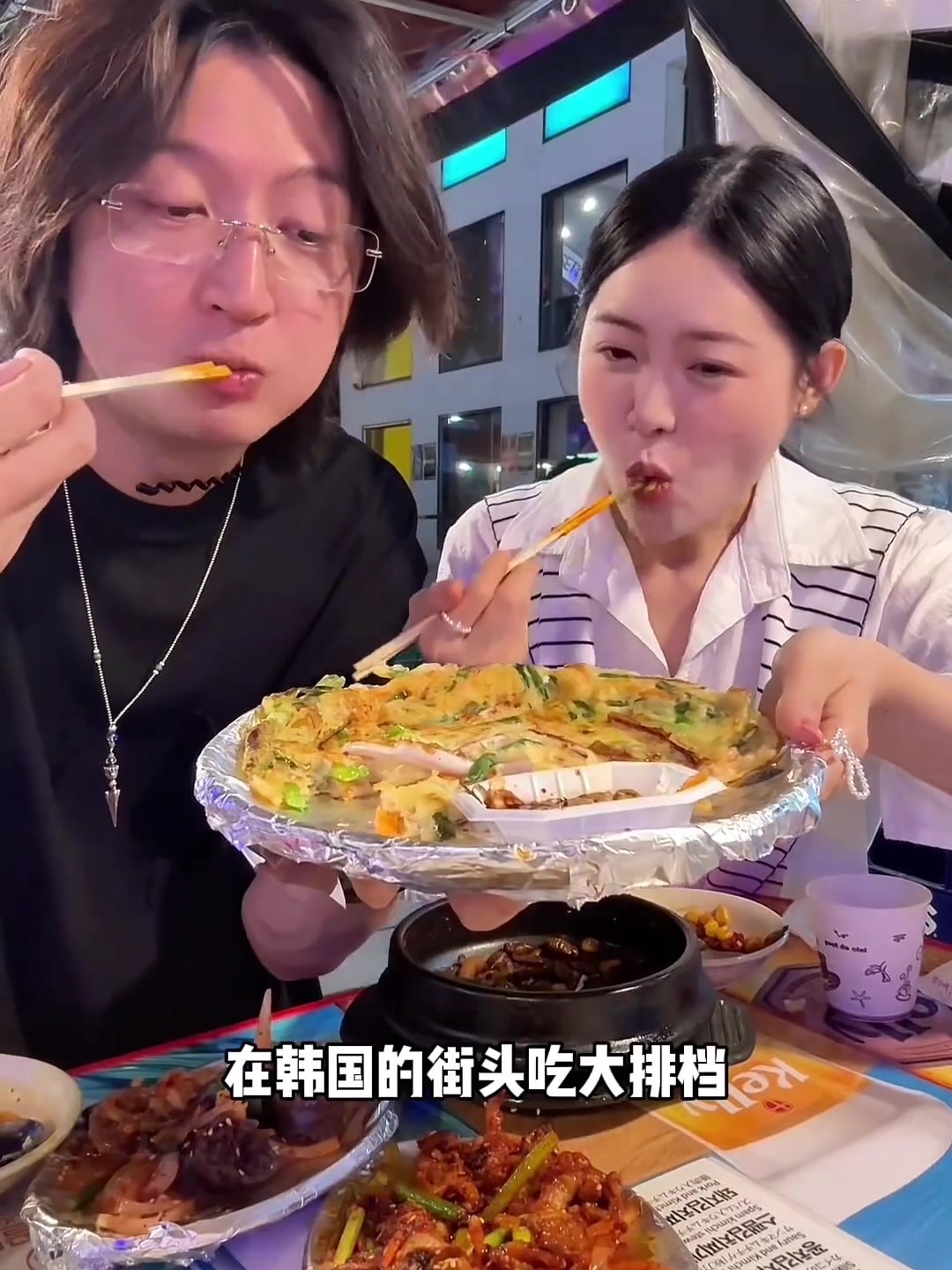 韩国街头大排档吃夜宵!!竟然被韩男送礼物了？