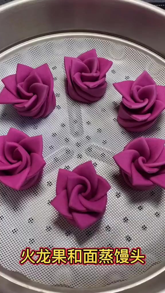 今天我用火龙果和面做了一锅馒头!