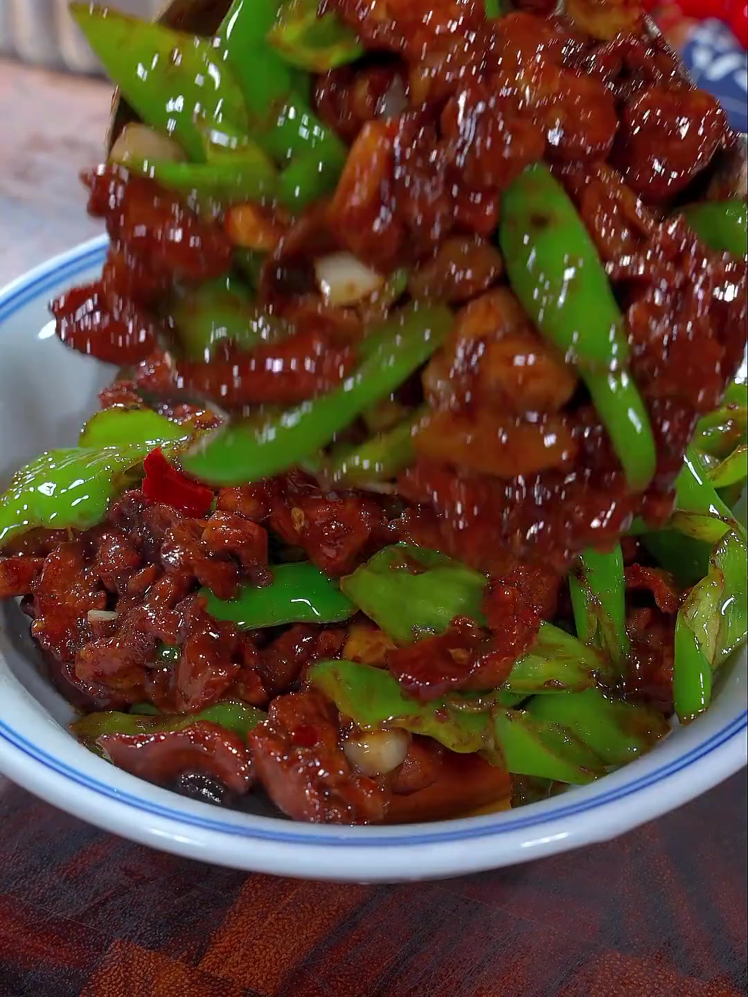 想吃辣椒炒肉就试试这样做，做法简单，好吃又下饭！