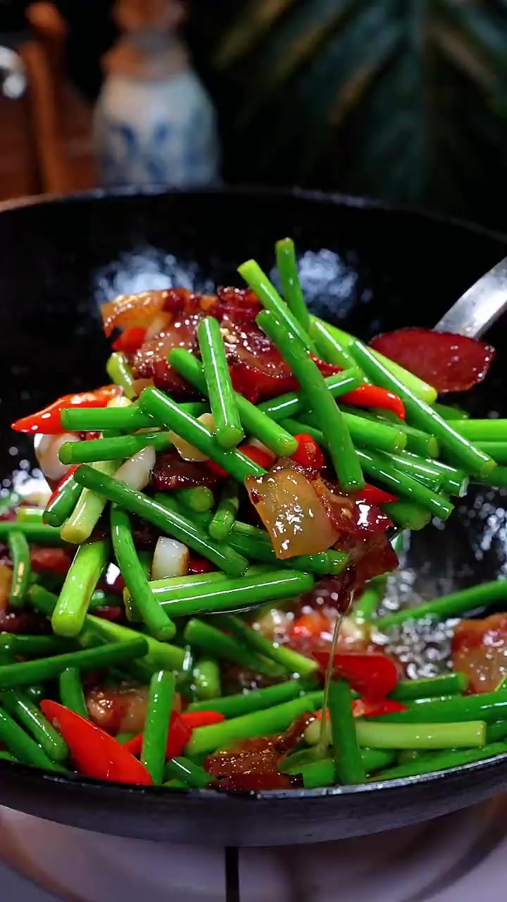 这样做的蒜苔炒腊肉，脆嫩好吃，开胃又开饭！
