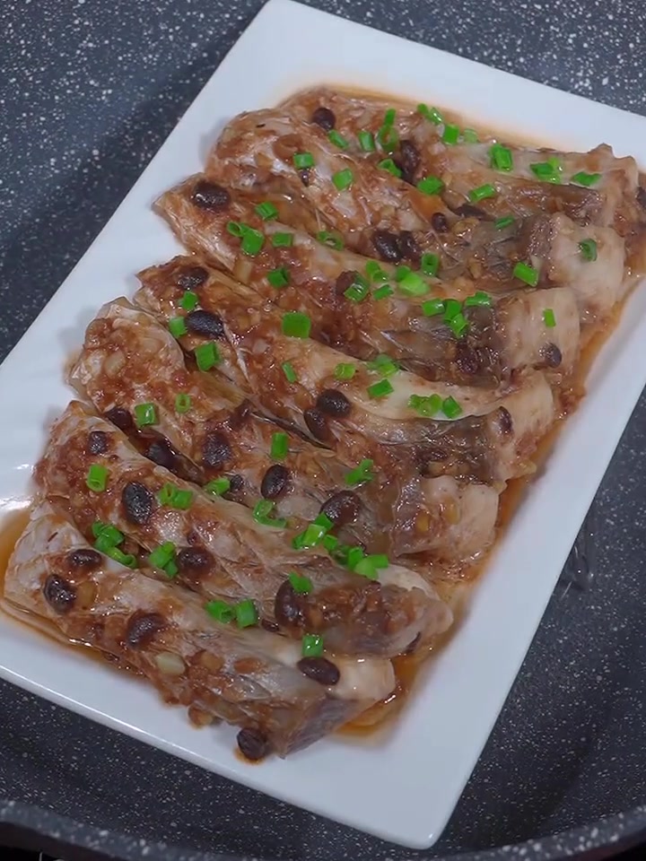 广东人特别喜欢吃鱼,尤其这个淡水鱼~豉汁蒸鲩鱼腩！