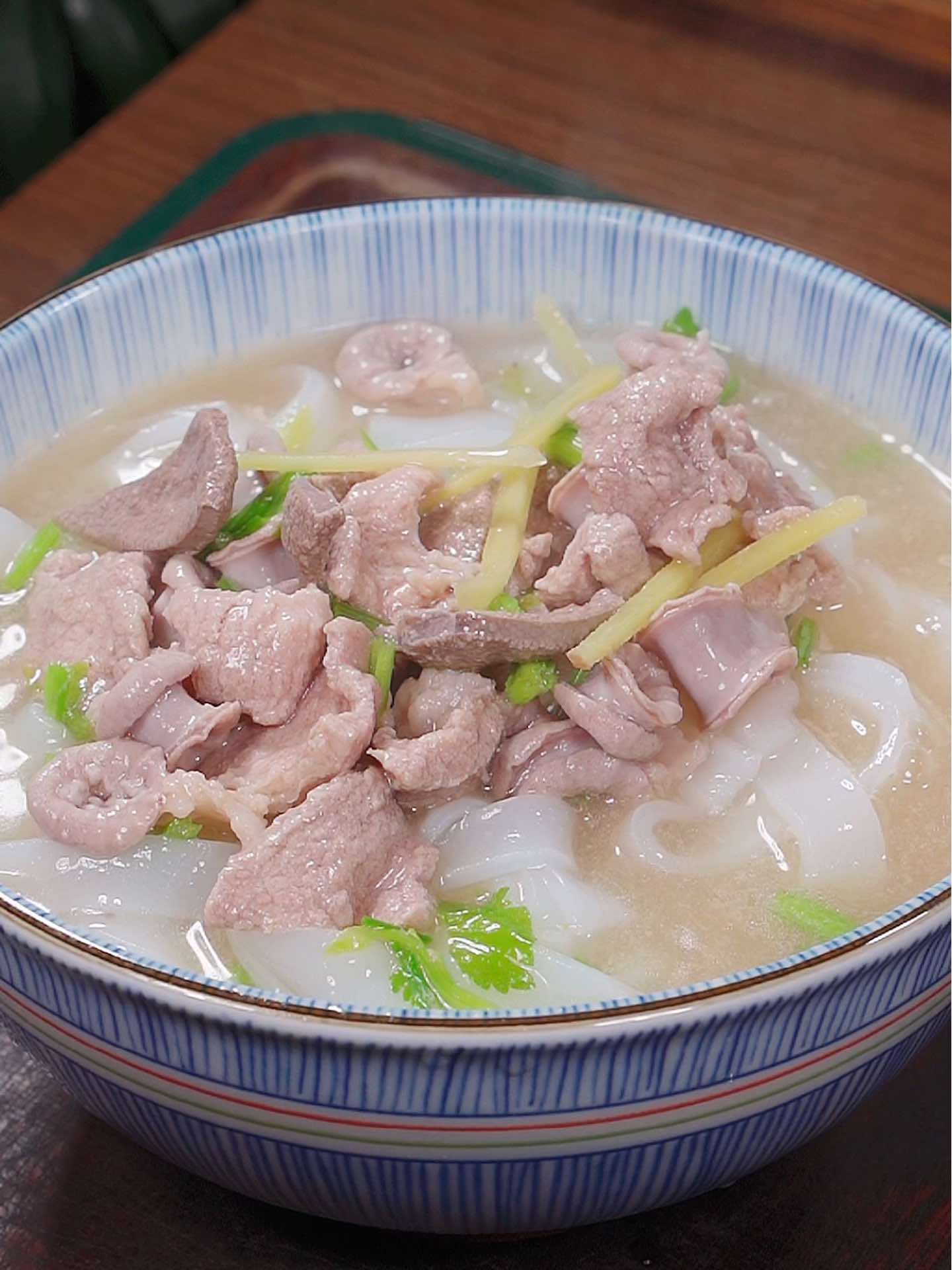在广东早餐店吃的就多的,就是这个猪杂汤粉了！