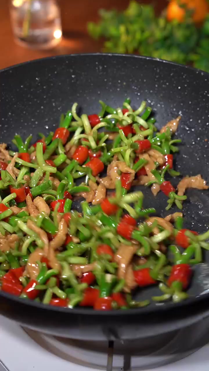 肉丝炒蒜薹，像花一样好看又好吃，2分钟搞定！