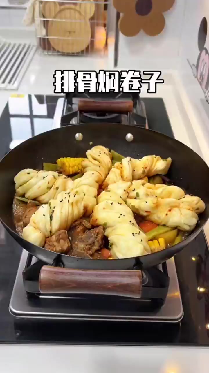 铁锅炖排骨,太适合冬天了,暖乎乎的～!