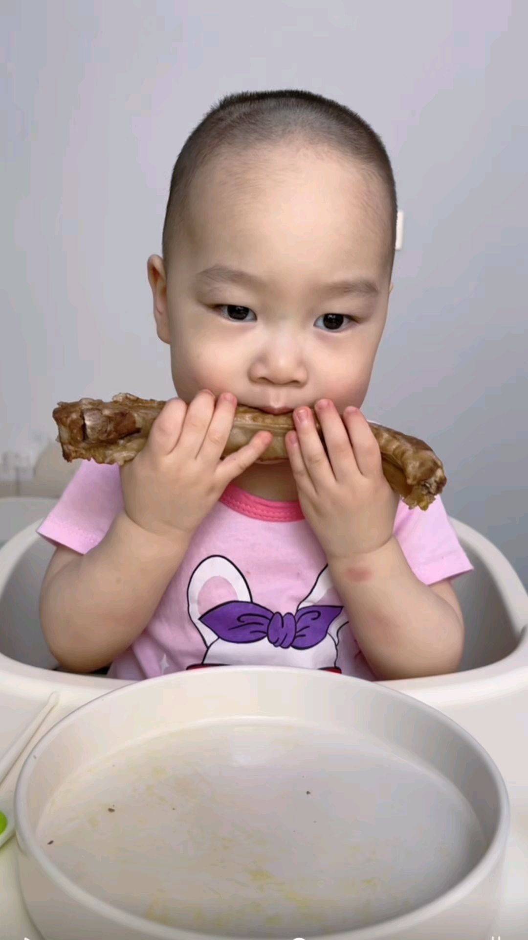 人类幼崽沉浸式吃饭