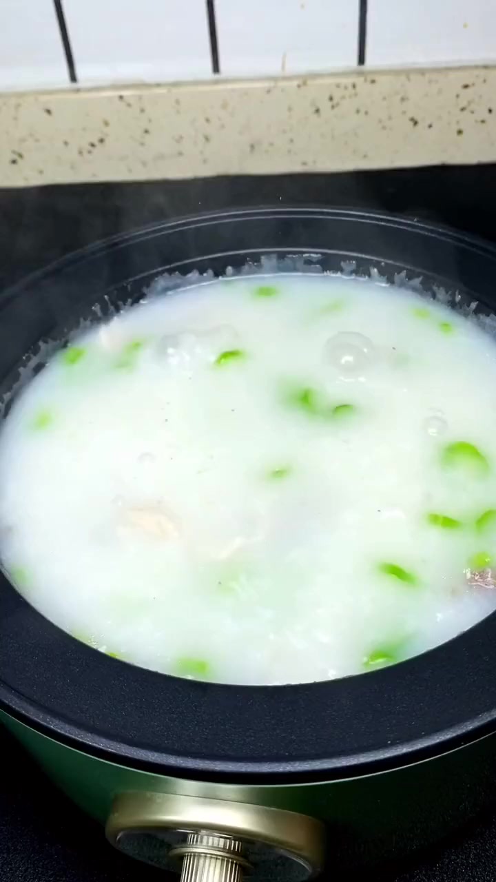 广式早茶中比较受欢迎的一个鱼片粥。味道特别的鲜美。!