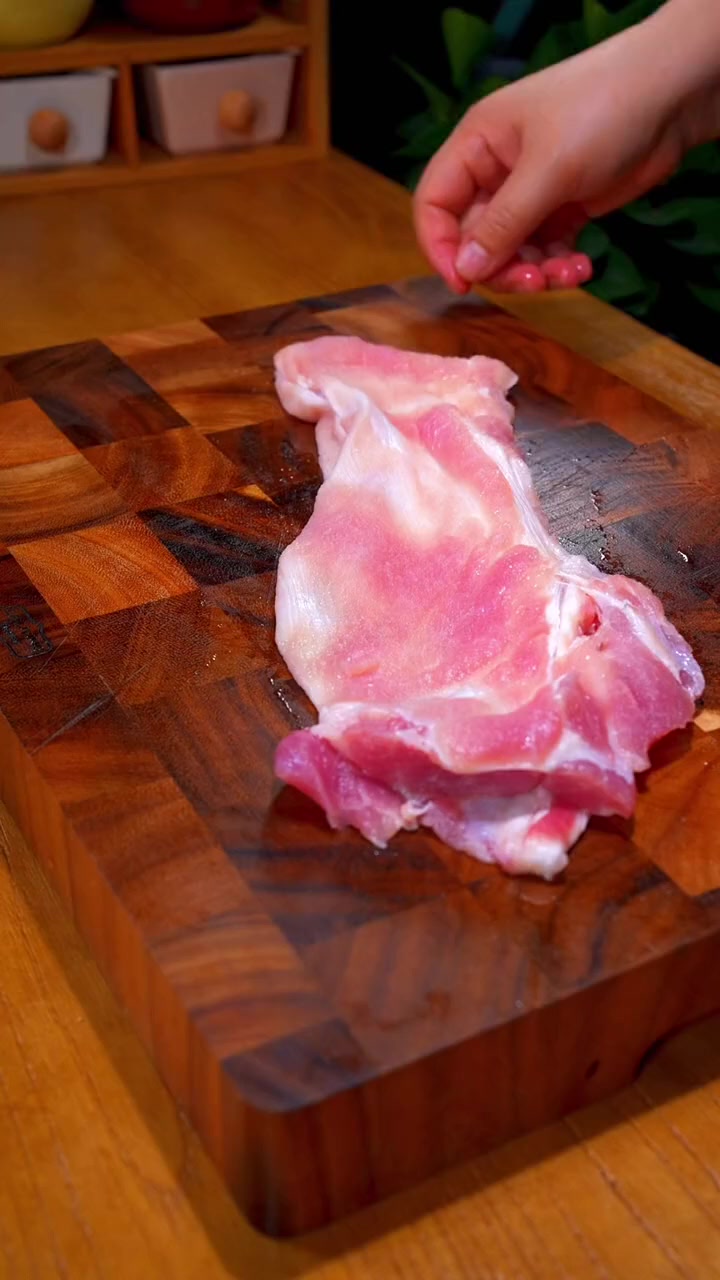 猪板筋是块很好吃的肉,,用砂锅来焗,三碗米饭都不够吃!