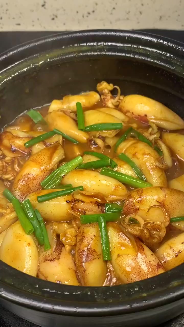 这个天气吃鳝鱼一道煲仔类的～咖喱焗鱿鱼仔,鲜啊