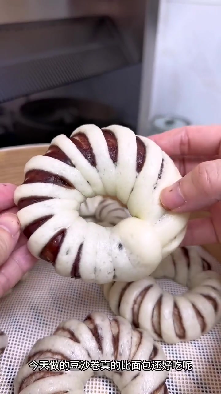 今天做的豆沙卷比面包还好吃，松软香甜做法也特别简单！