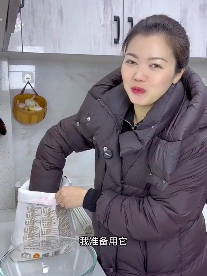 今天做了皮薄如纸的酸菜饼,嘎本脆的口感,越嚼越香!!