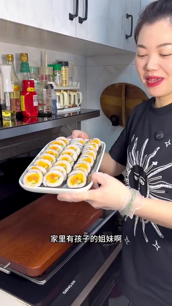 今天做了寿司卷孩子一口一个说比店里的还好吃！！