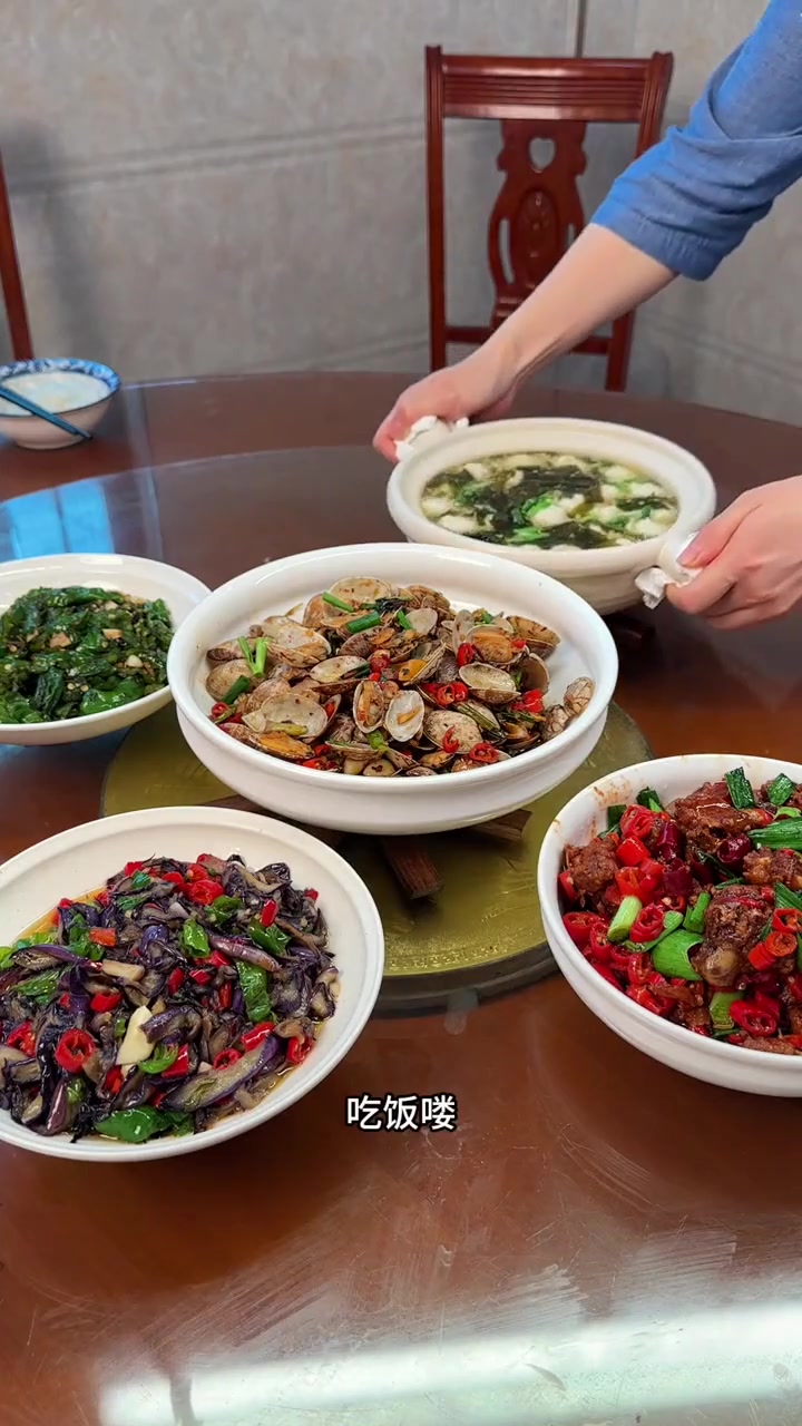 江西小县城生活，一家六口，普通家庭的午餐！