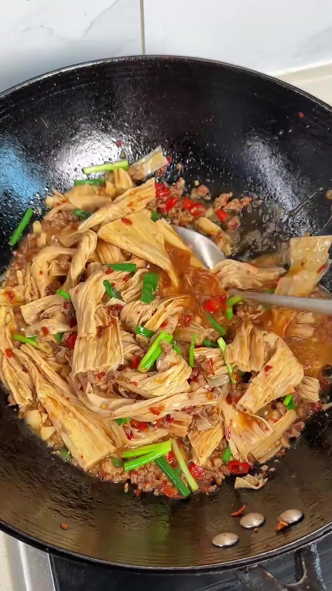 这豆制品吸饱汤汁绝了！一口下去满嘴香，做法竟然这么简单！