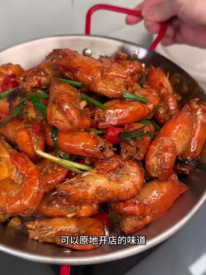 罗氏虾这样做比馆子的还好吃,香辣入味,好吃到舔手指!