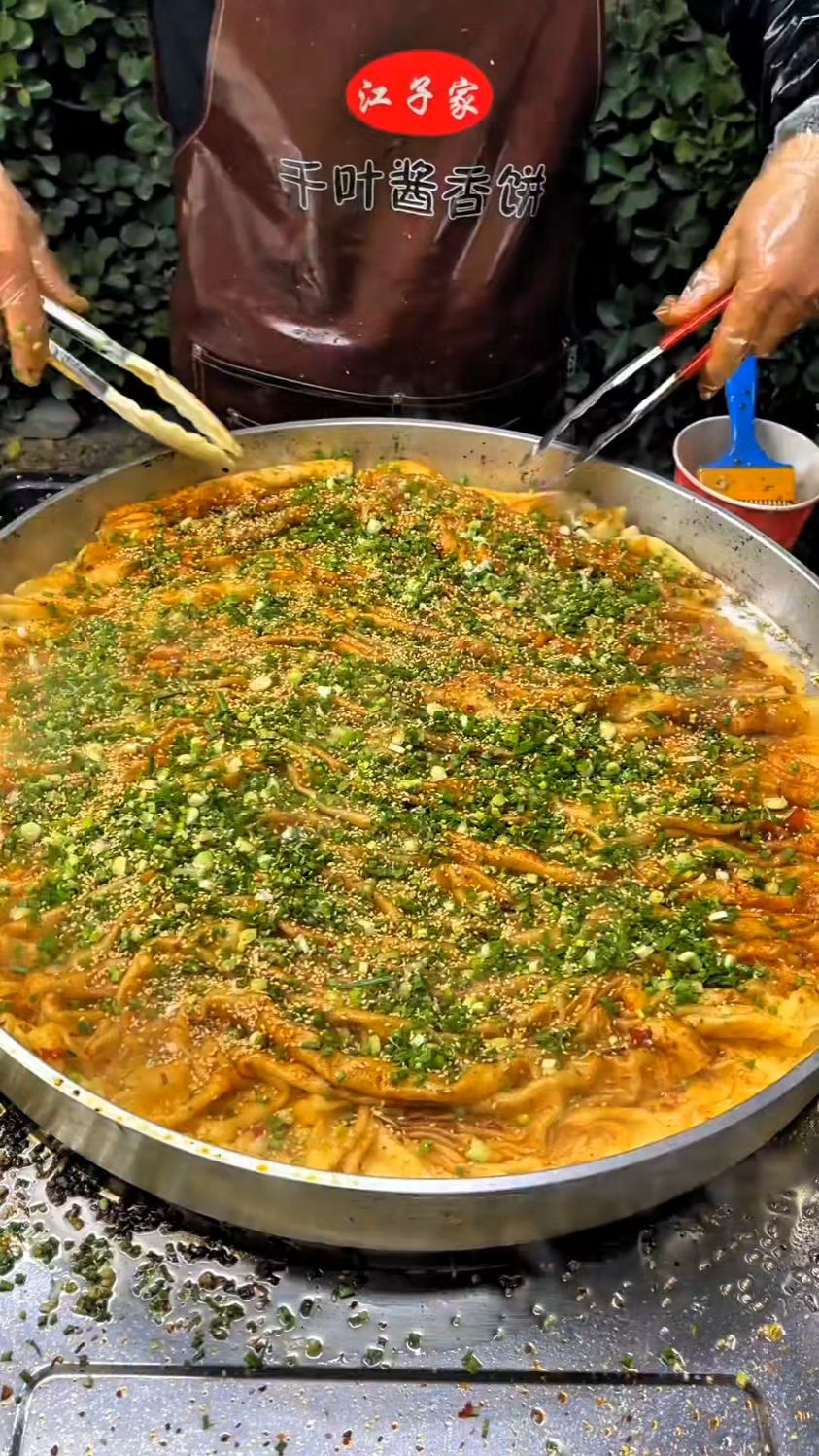民间手艺人制作千叶酱香饼