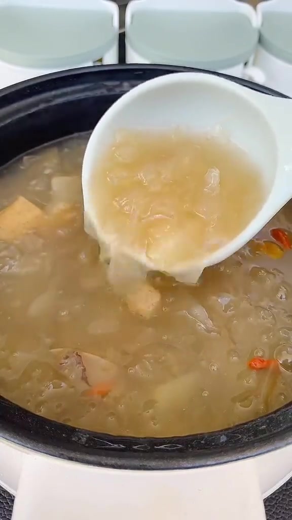 夏天青热下火必备的一道雪梨银耳汤做法!