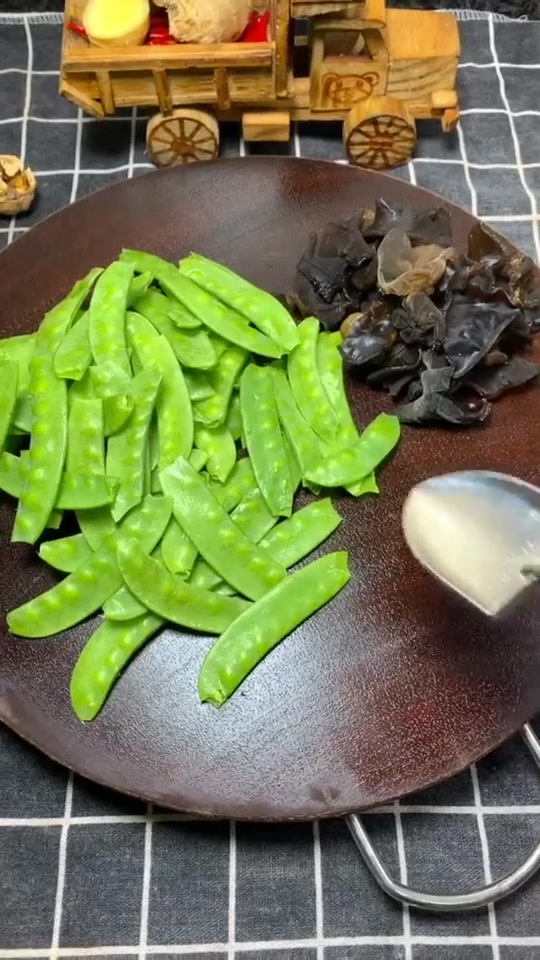 2种小菜，被我做成大餐，老婆夸我真棒兰豆木耳炒肉！！