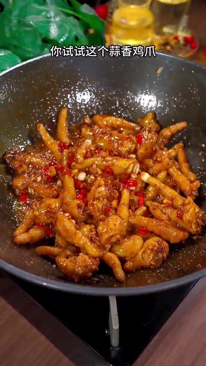 以后想吃鸡爪，你就做个蒜香鸡爪，软烂脱骨、香辣好吃！