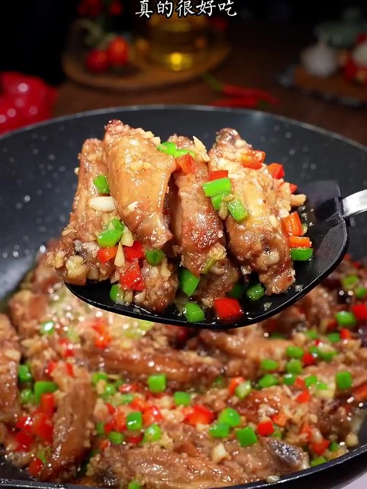 鸡翅这样做,蒜香浓郁,为酥里嫩,做法还简单!