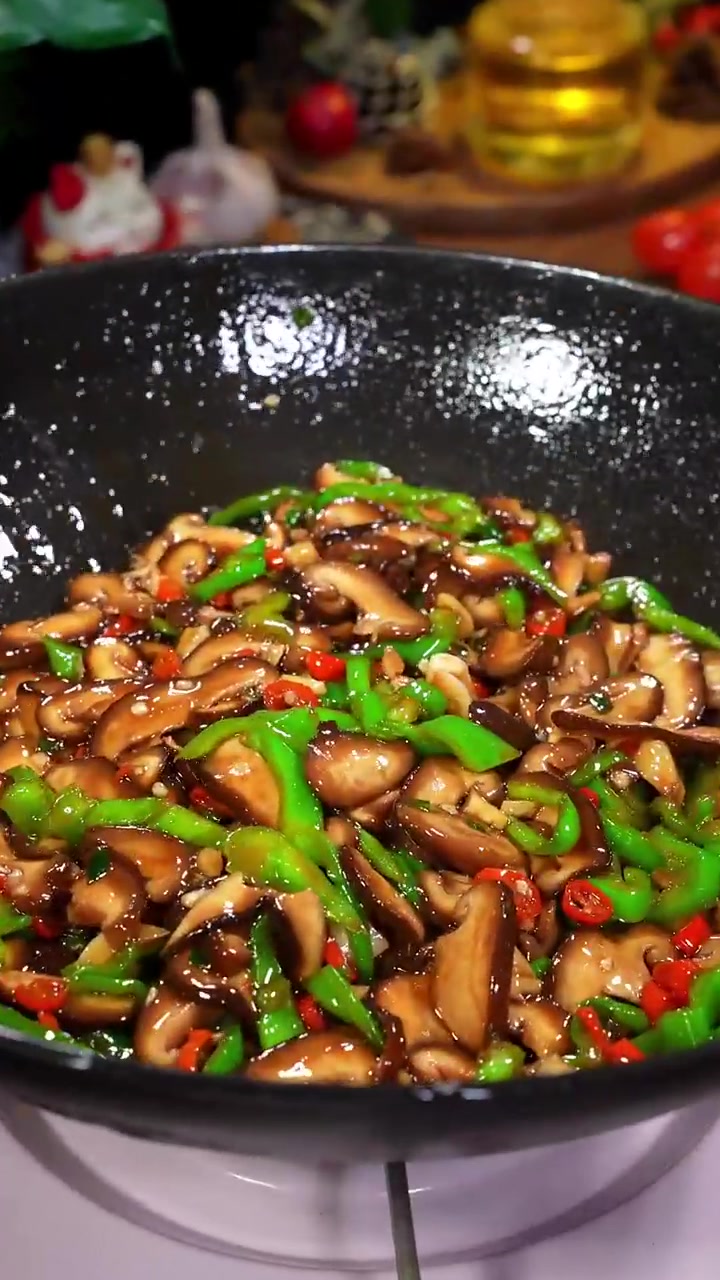简单又好吃的素炒香菇，鲜香滑嫩，太下饭了！