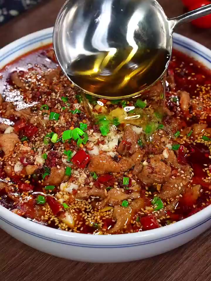 水煮肉片的家常做法，麻辣鲜香，肉片滑嫩，太好吃了！