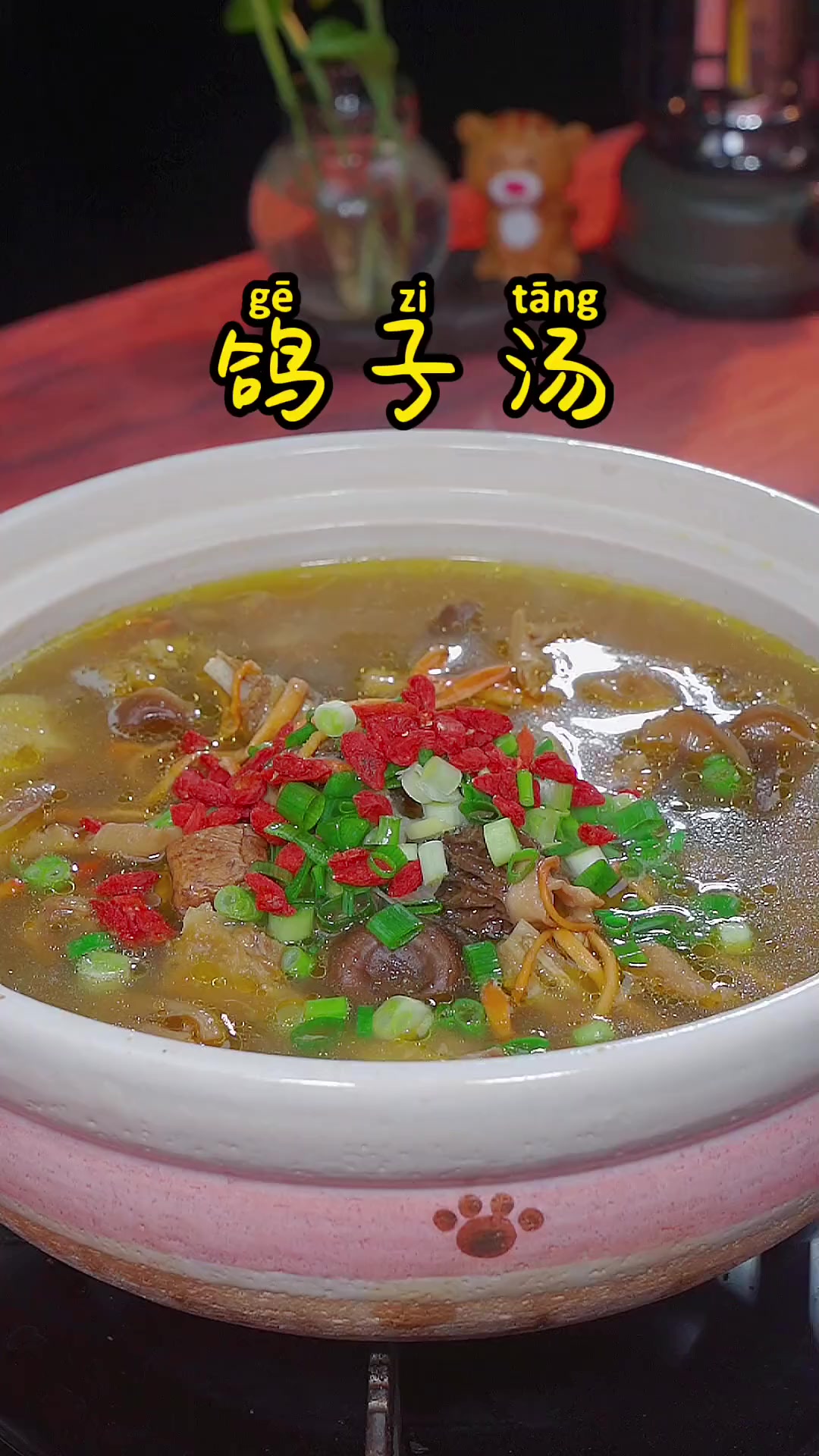 鸽子汤的正确做法，汤鲜味美，非常的好吃喝，你也给家人炖起来。