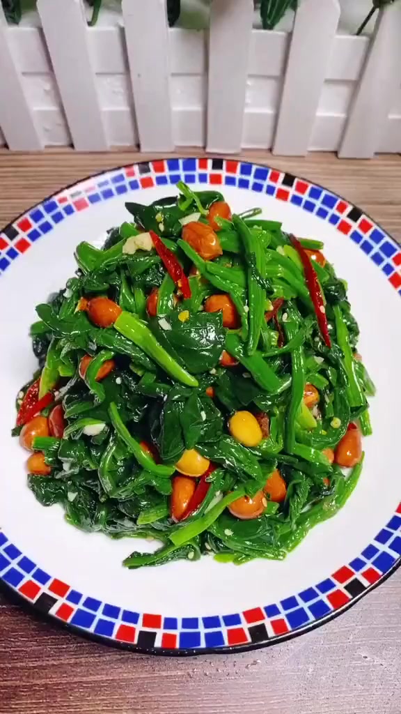 果仁菠菜做法简单好吃美味!