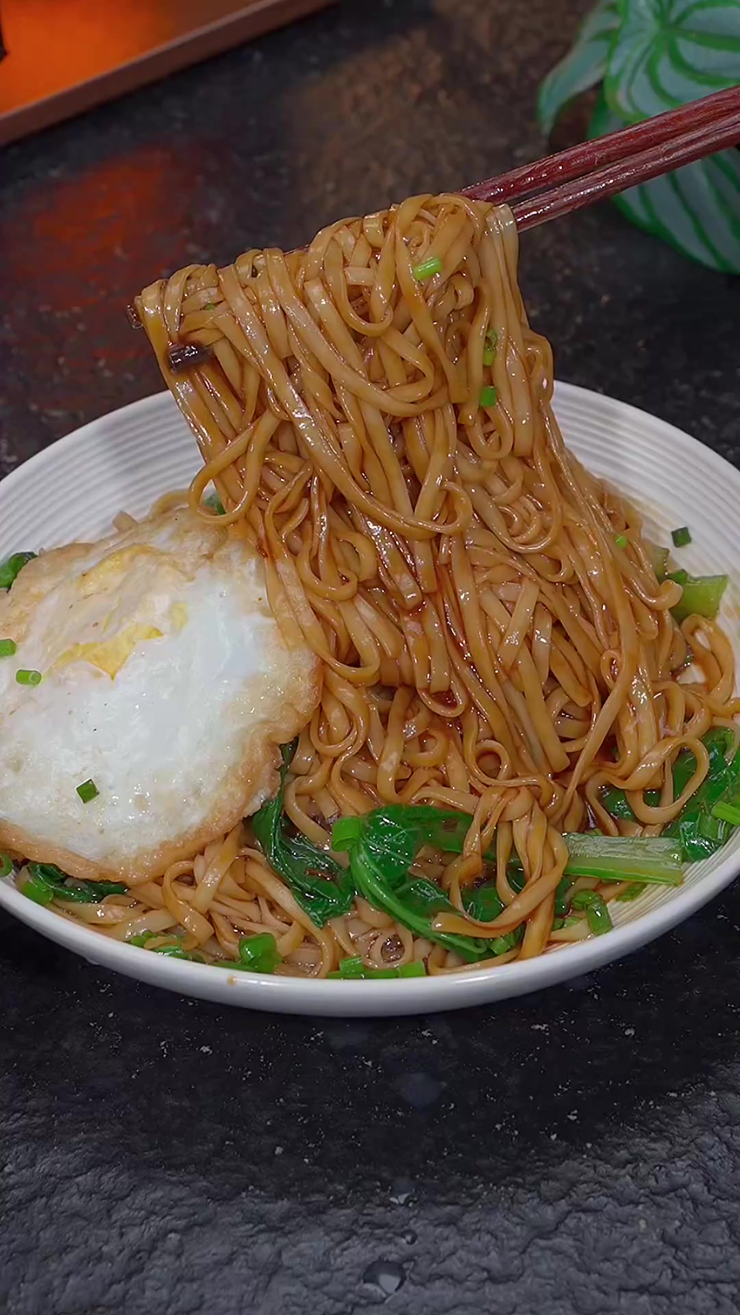 早餐给孩子做葱油拌面简单又好吃