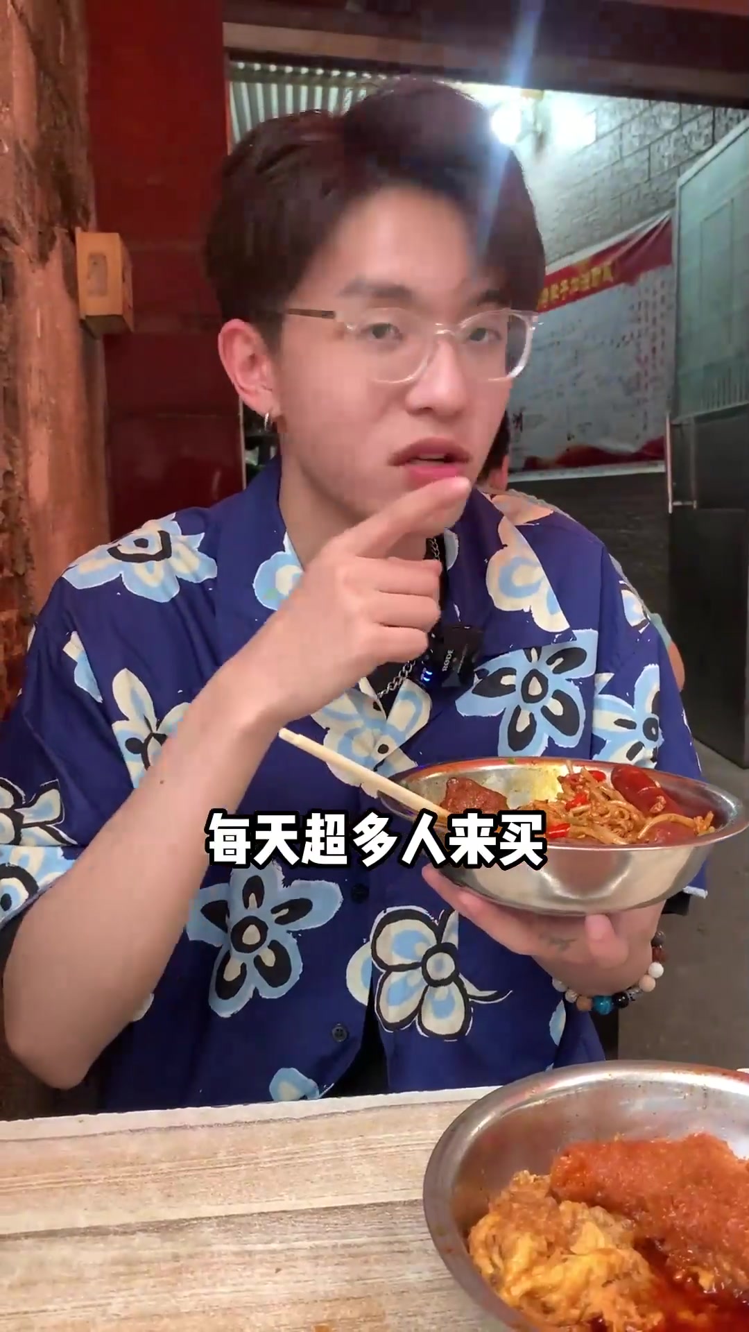 柳州螺蛳粉居然还能炒着吃？排队2小时才吃上的深巷炒螺蛳粉真的