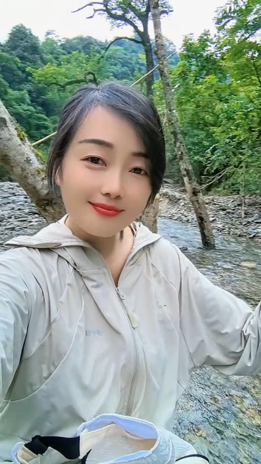 没想到这么大条小溪里面，鱼的种类还蛮多的