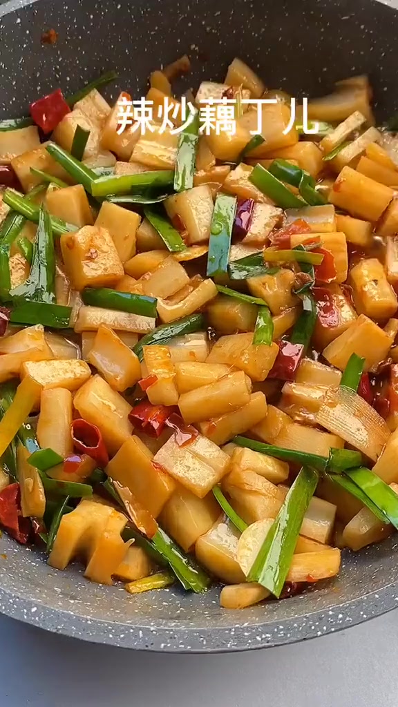 夏天太热不想吃饭时就做个辣炒藕丁儿吃吃吧!