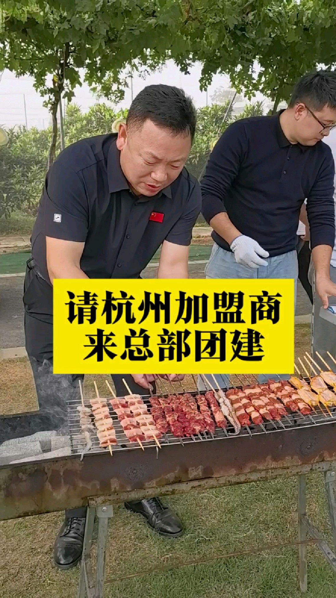 请杭州龙哥来总部团结,龙哥在杭州开了10家蒋关良咸菜肉丝面。