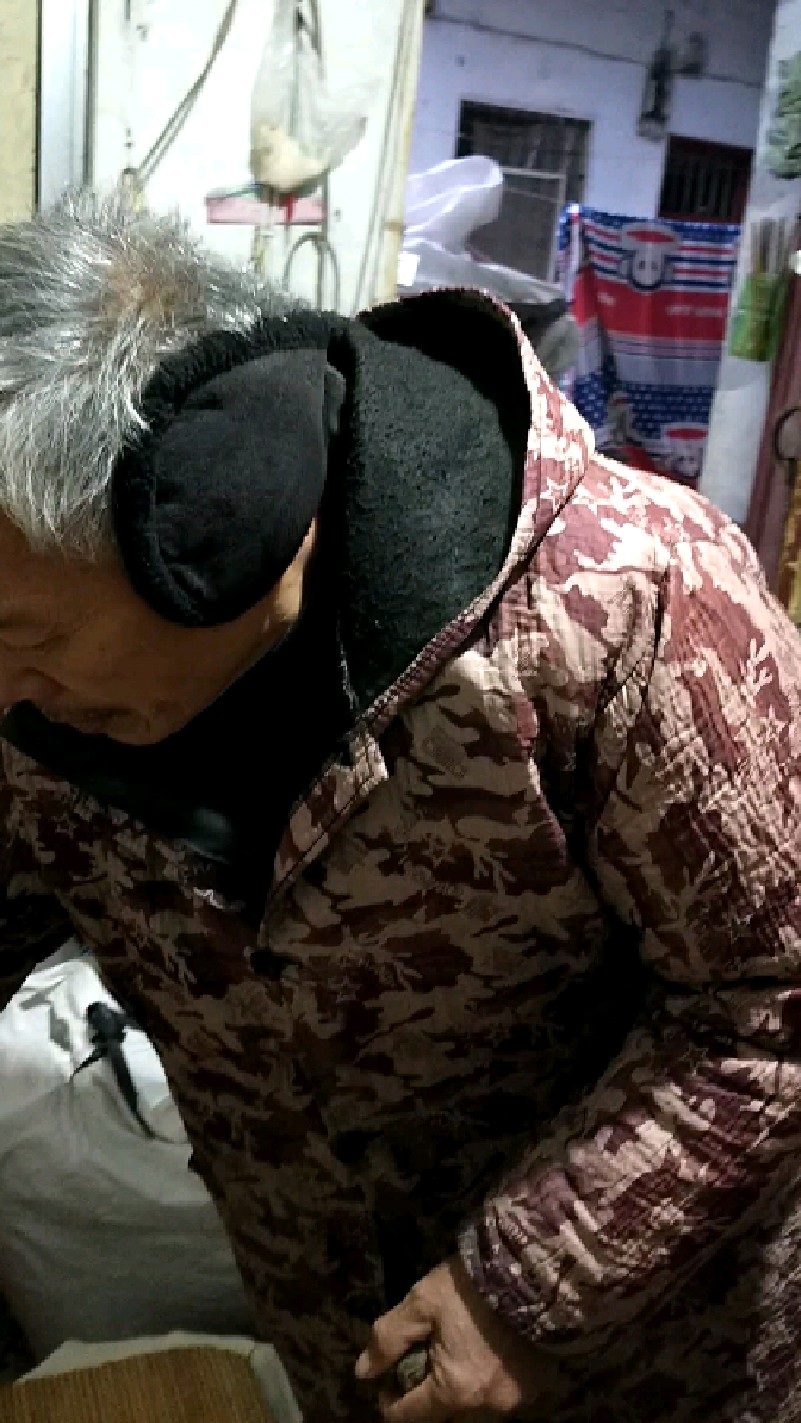 热腾腾的饭菜端上来了