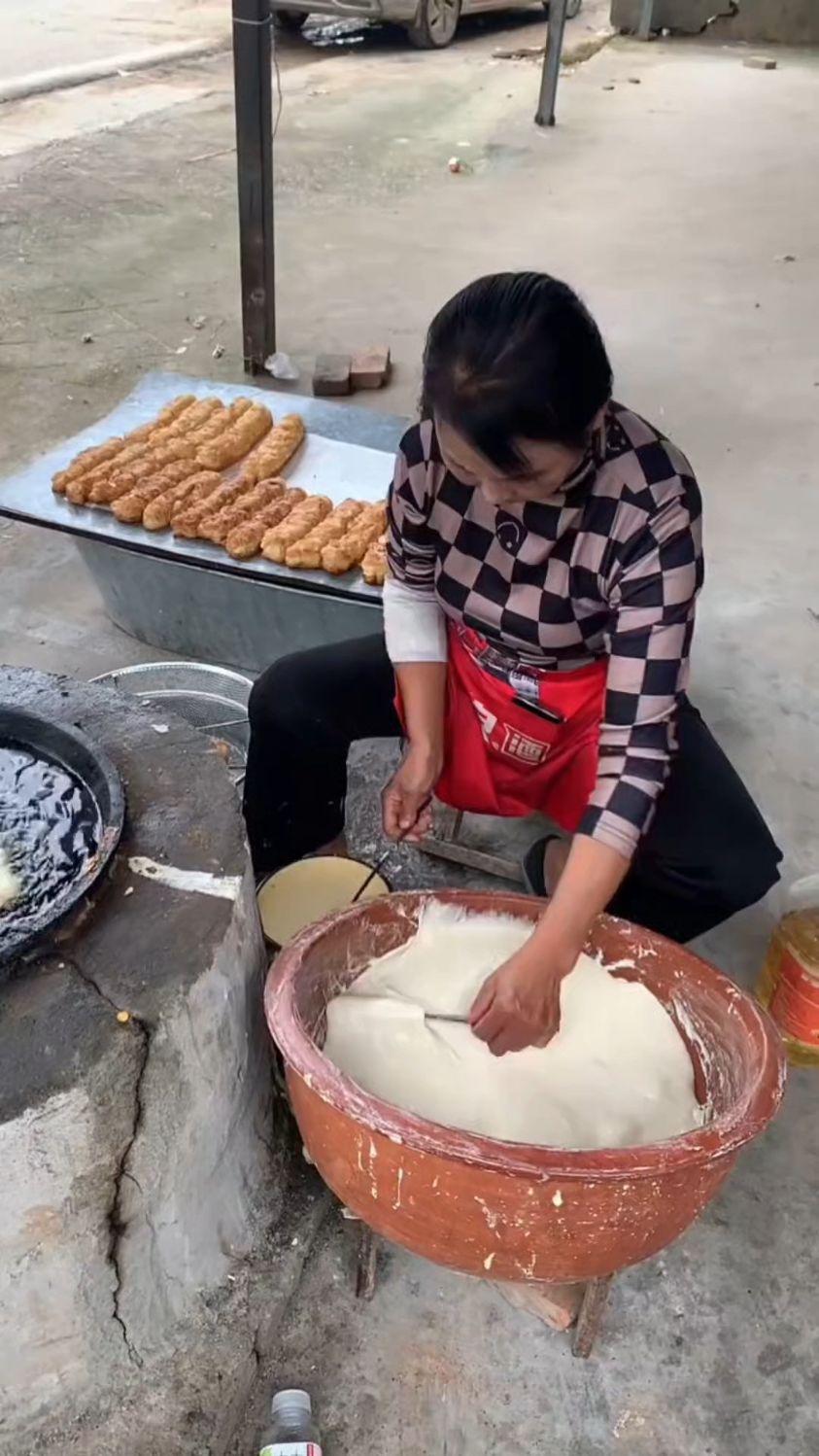 在家炸油条,你会做吗个