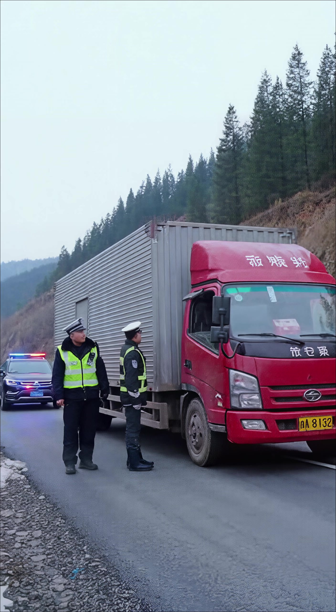 货箱惊现婴儿啼哭声,民警暴力破锁救下国宝娃娃鱼