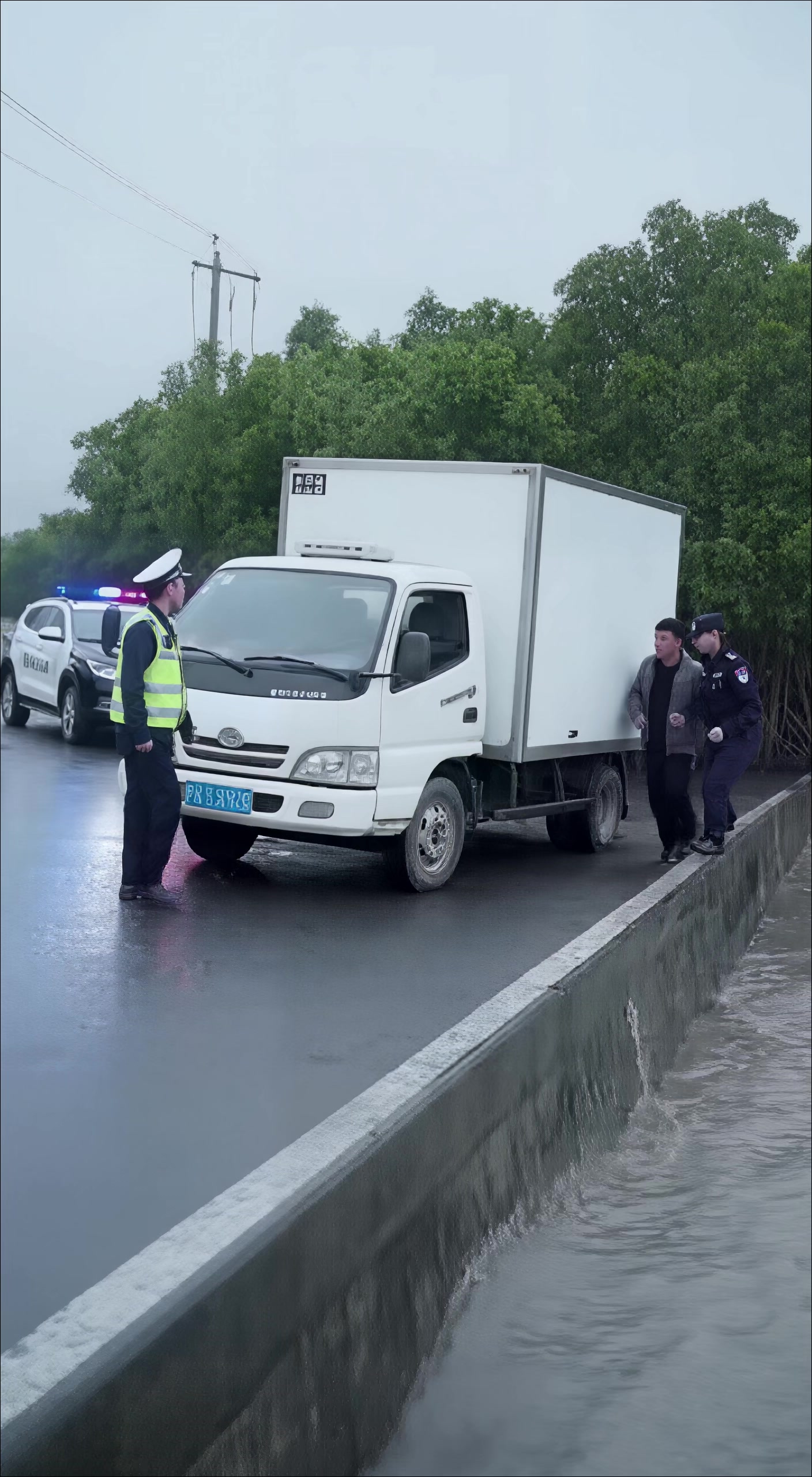 冷藏车渗出海水露破绽，海警强行开箱护送国家一级保护动物归海