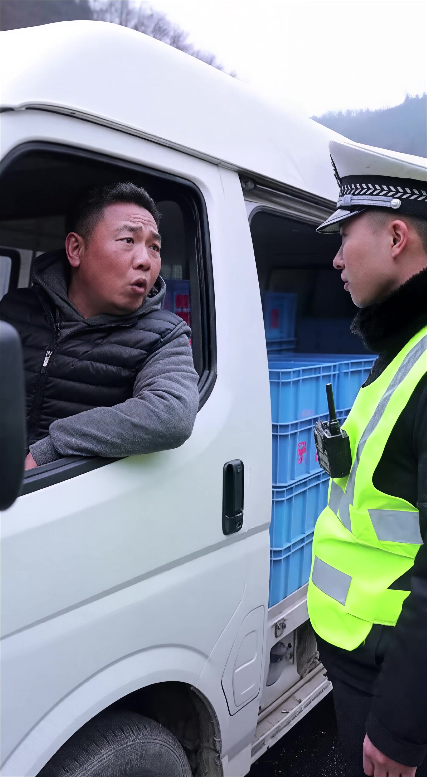 司机谎称活体鱼苗,交警火眼金睛捞出野生娃娃鱼